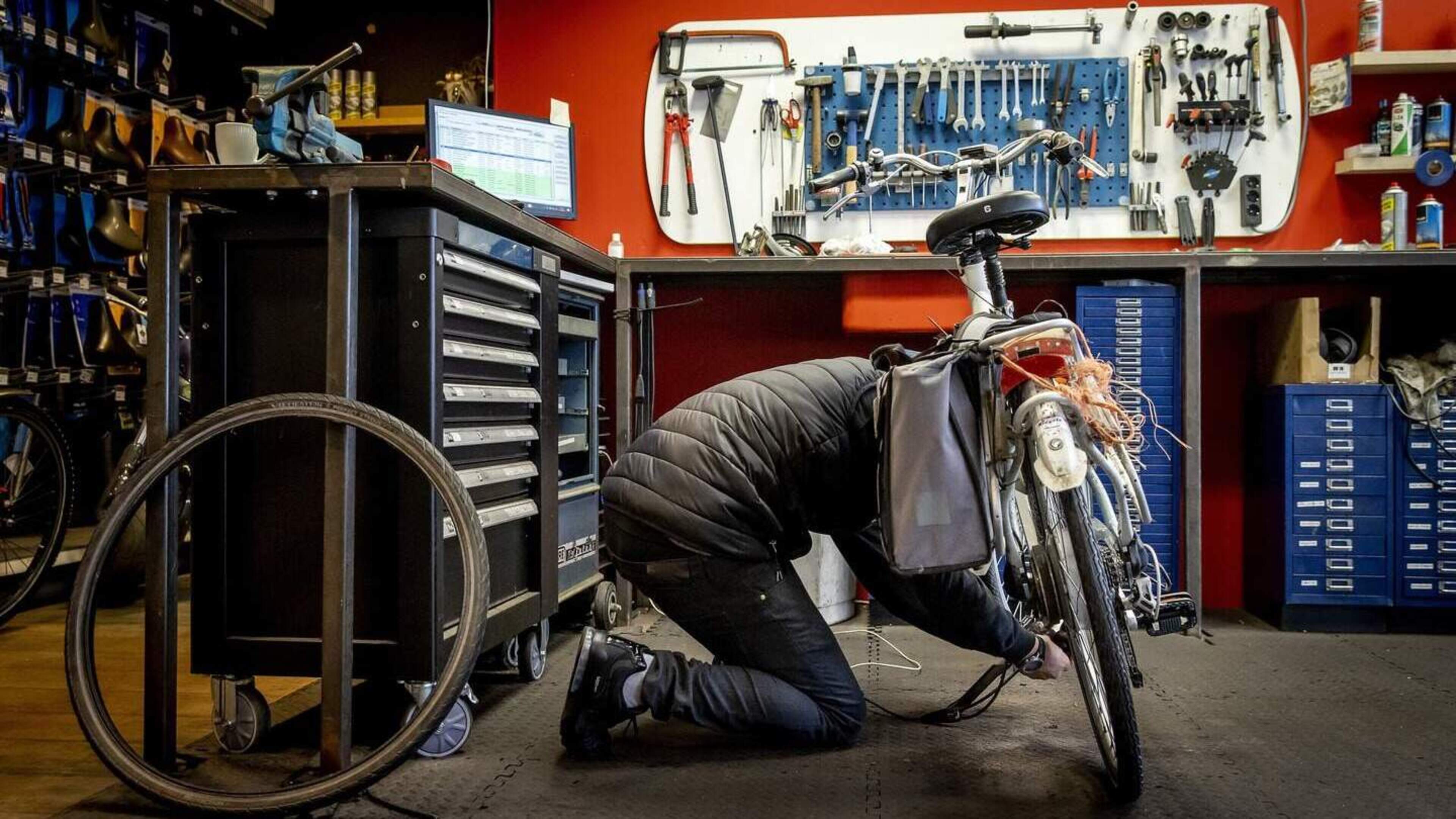 Bezorgde fietsbezitters melden zich bij dealers: ’Vooral over garantie krijgen we veel vragen’